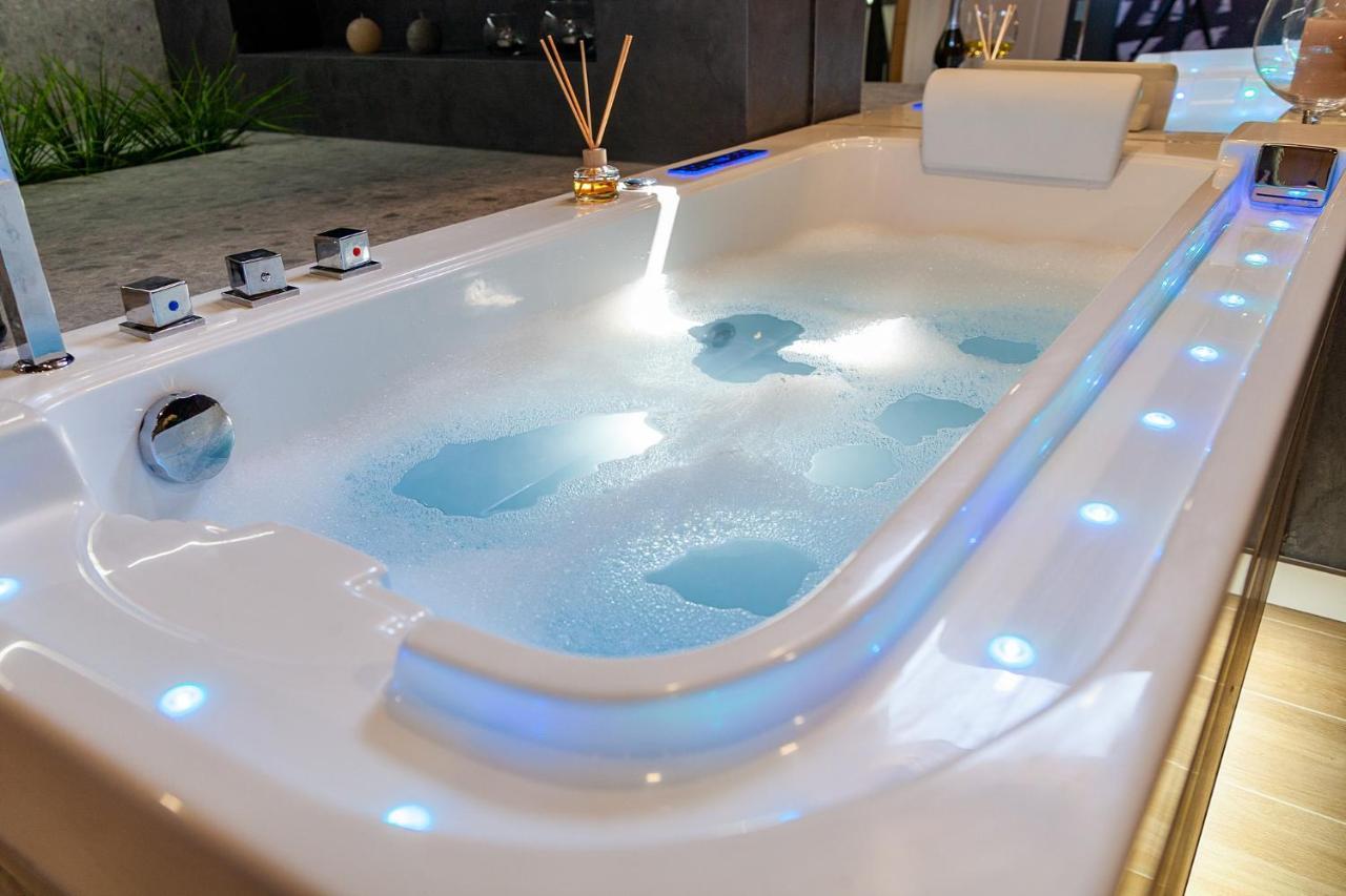 Royal Vip Jacuzzi Apart Lviv Exterior foto