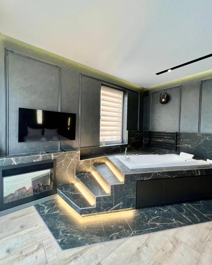 Royal Vip Jacuzzi Apart Lviv Exterior foto