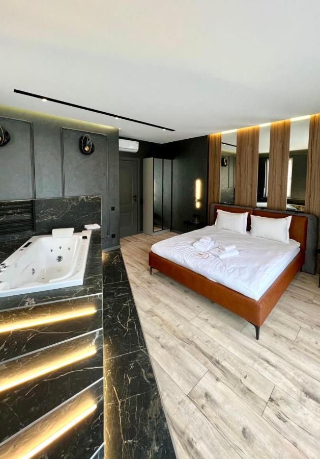 Royal Vip Jacuzzi Apart Lviv Exterior foto